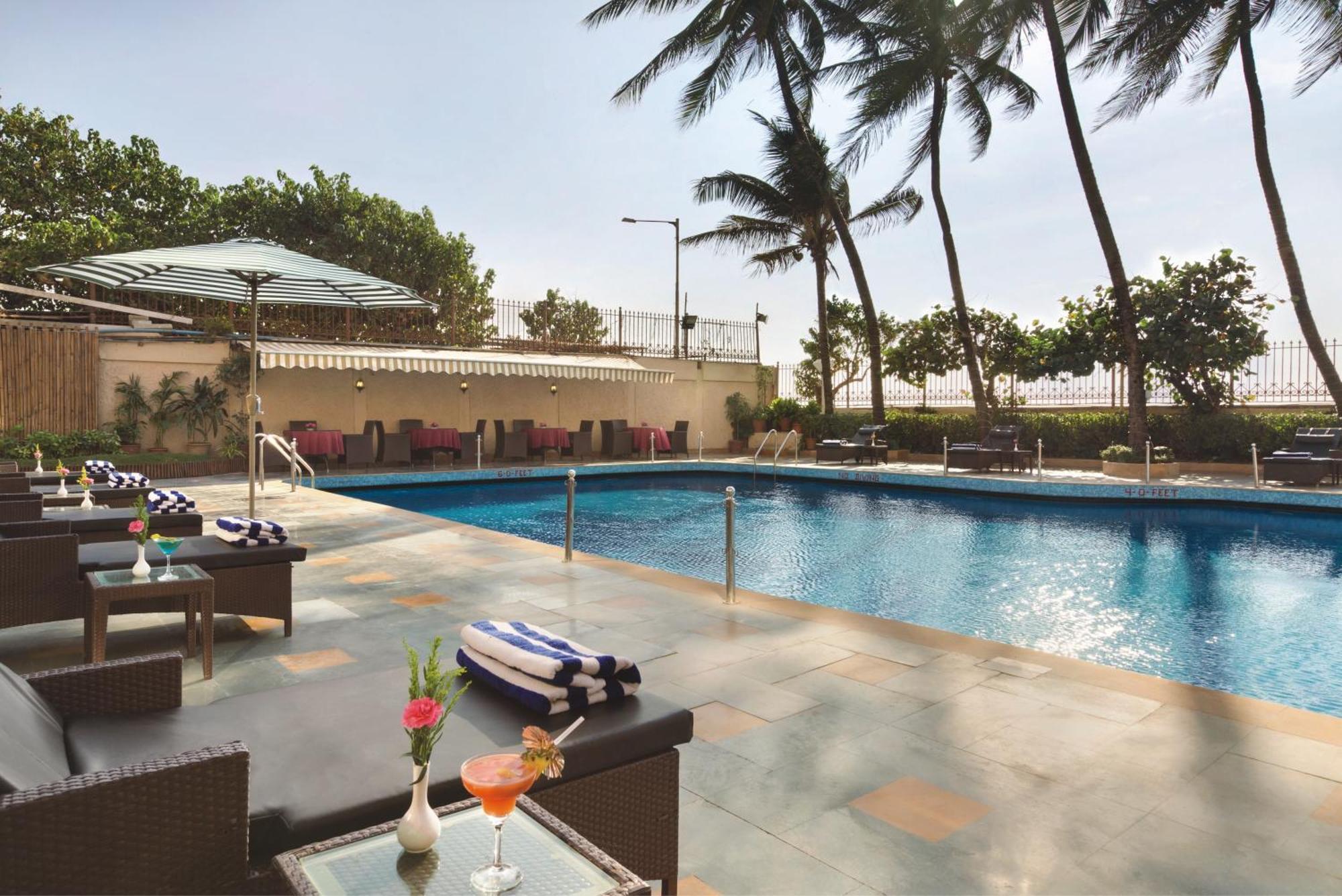 Ramada Plaza By Wyndham Palm Grove — Kuvat 1